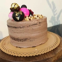 کیک تولد دبل چاکلت با تزئین گوی های شکلاتی و فندق بوداده(هزینه ارسال پس کرایه در مقصد)