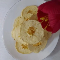 سیب زرد خشک اعلا بدون پوست خوراکی سالم و خشک شده در محیط طبیعی