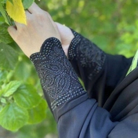 چادر مشکی مدل خبرنگاری مچ نگینی، از مدلهای ایرانی هست، جنس کرپ اعلای ایرانی بسیار مشکی با ایستایی عالی
