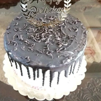 کیک تولد خانگی با طعم شکلاتی فیلینگ موز وگردو با درخواست مشتری قابل تغییر است