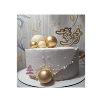 کیک تولد مردانه سفید نقره ای شیک با تاپر زیبا و گوی طلایی