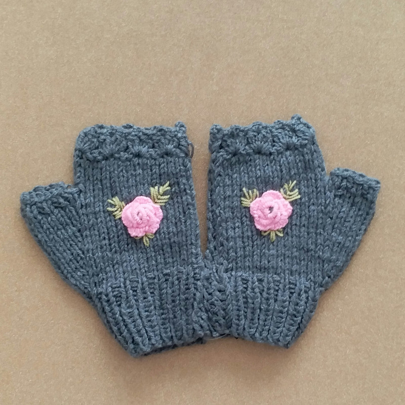 خرید و قیمت دستکش بافتنی زنانه مدل گل دوزی HM107