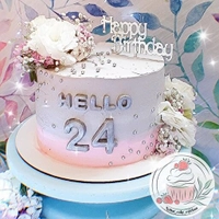 کیک تولد خامه ای 2 کیلو و نیمی تم طوسی صورتی،با فیلینگ موزو گردو وشکلات چیپسی و تزئینات گل های طبیعی