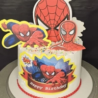 کیک تولد پسرونه طرح مرد عنکبوتی چاپ غیرخوراکی و فیلینگ موز و گردو به همراه جعبه و تحویل بصورت حضوری یا ارسال با اسنپ