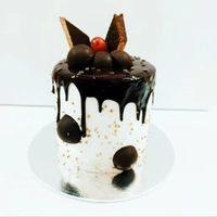 کیک تولد شکلاتی با فیلینگ موز و گردو و دلبخواه سفارش پذیرفته میشود