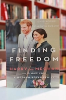 Finding freedom /Harry and Meghan and the Making of a Modern Royal Family اثر Carolyn Durrand and Omid Scobie - خانه زبان