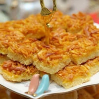 شیرینی ملکه بادام شیرینی شیرینی خانگی تهیه شده با عسل و مغز بادام