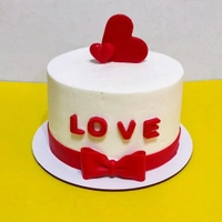کیک تولد خانگی عشقولانه( کیک خامه ای تزئین شده با فوندانت) وزن 1 کیلو گرم