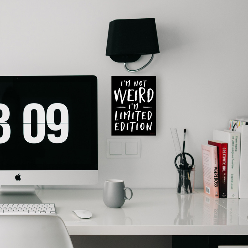 تابلو شاسی لولو مدل من عجیب نیستم نسخه محدودم کد 19