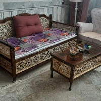 تخت سنتی چوبی 2 در 1 متر بعلاوه جلومیزی قهوه ای روشن کرمی رنگ