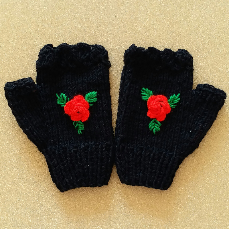 خرید و قیمت دستکش بافتنی زنانه مدل دستباف گل دوزی HM115
