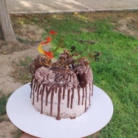 کیک تولد فول شکلاتی با فیلینگ موزگردو و طعمی بسیار عالی 