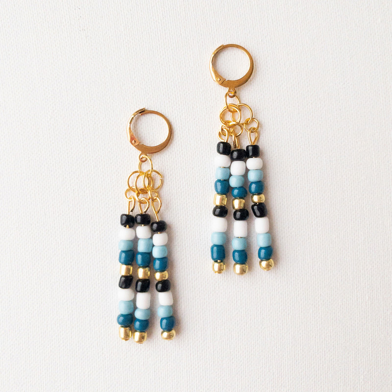 گوشواره دست ساز زنانه مدل منجوق کد 11