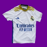 لباس رئال مادرید با شرت و مچبند به عنوان اشانتیون(شماره 7 وینیسیوس جونیور)